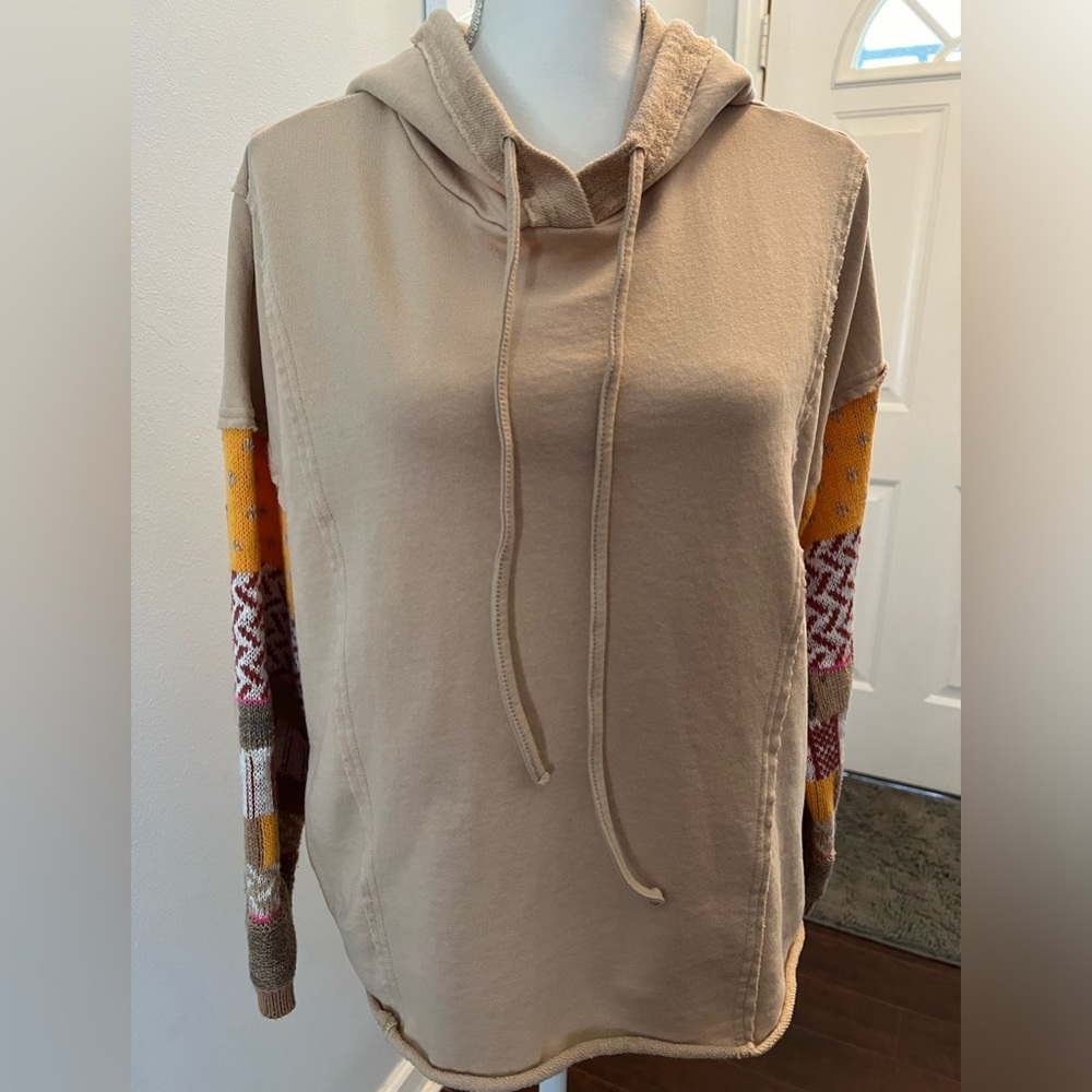 Sweatshirt with hood and sweater sleeves
